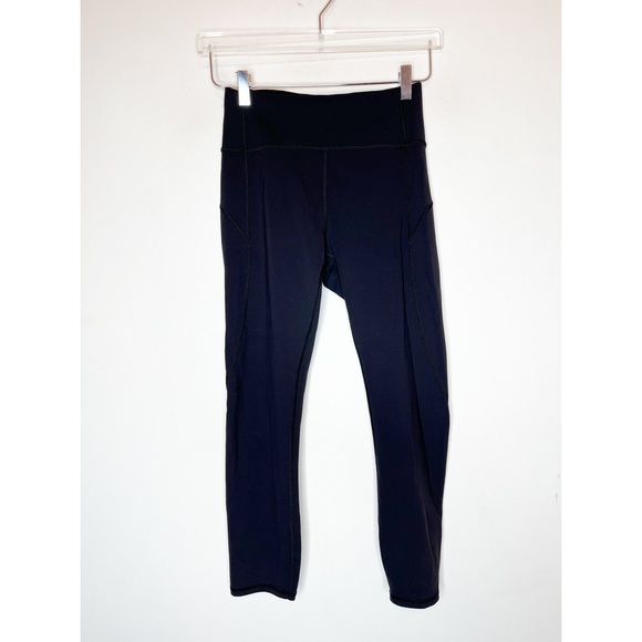 LULULEMON black In Movement High Rise Crop Leggings. Size 6 - Picture 4 of 8